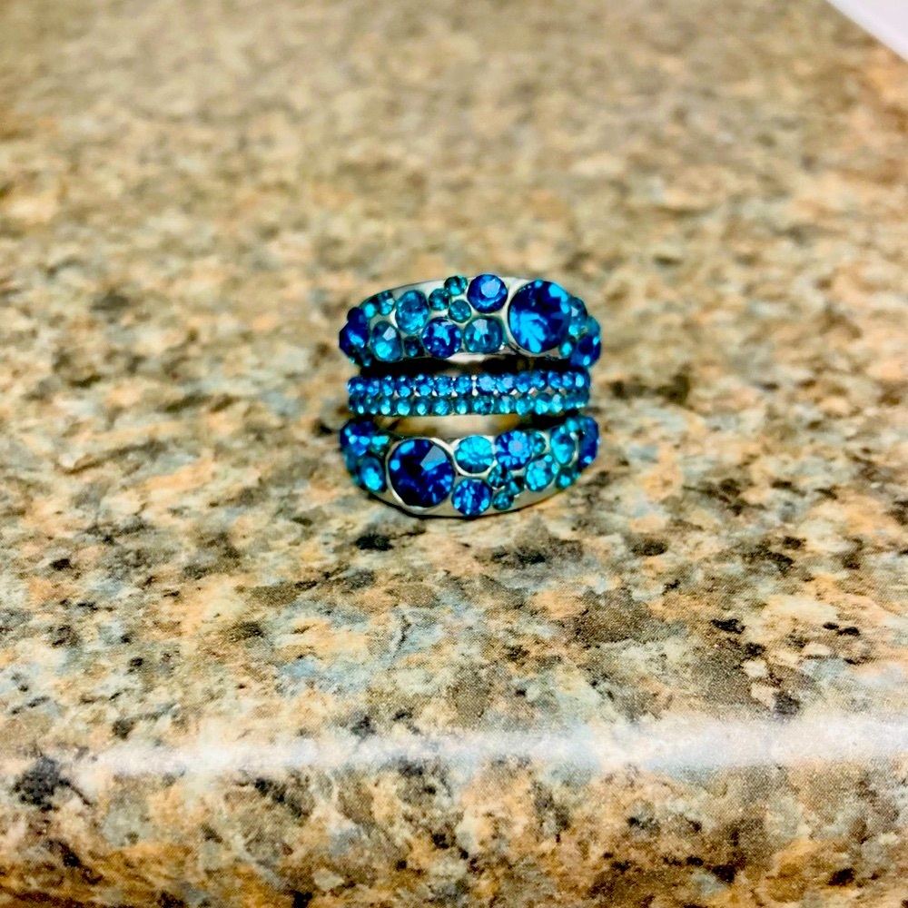NWOT ⭐️ 3a-Tier Multiple-Jeweled Blue Shades Ring - Picture 6 of 6